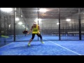 Carolina Navarro defendiendo (padel)