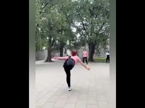 اتنين بنات بيلعبوا مع بعض بالكره بطريقه احترافيه جدا