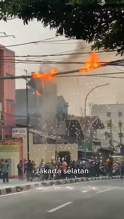 Kabel listrik terbakar di daerah ragunan #bahaya #shorts