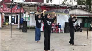 Penampilan Tari piring Badarai dari KKN ISI padang panjang