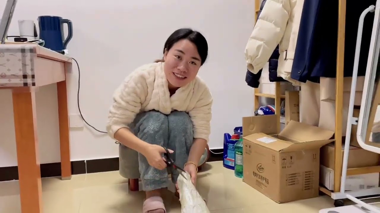 小伙娶了个傻媳妇，熬夜血拼双11却睡过，很纠结要不要叫醒她？ #双十一 #购物分享 #生活vlog