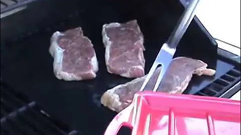 Kona Barbekü Izgara Matında NY Strip Steak Nasıl Pişirilir