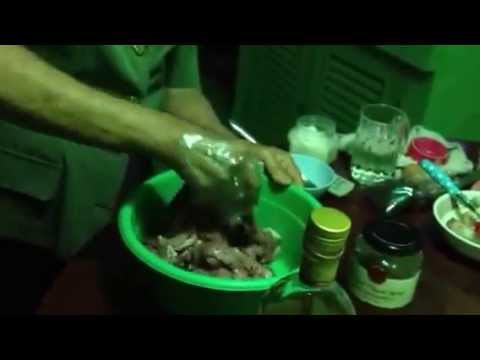 วีดีโอ: วิธีหมักเนื้อในน้ำส้มสายชู
