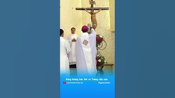 Đức Giám mục xông hương