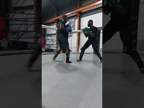 Leon Edwards helping his brother prepare for his upcoming fight #mma #sparring