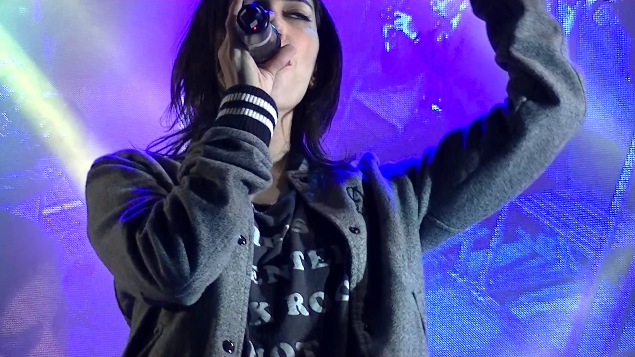 The Veronicas Perform The Veronicas Perform