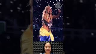 Karol G olvida la letra de una canción en el Estadio Azteca y lo resuelve encantadoramente