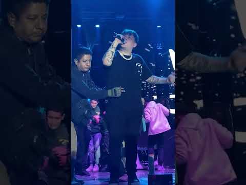 Junior H cantando