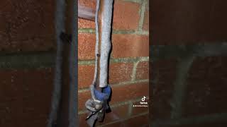 FREEZING COLD WEATHER IN UK BURSTING PIPES #youtubeshorts #pipe #burst #thatplum6guy #freezing