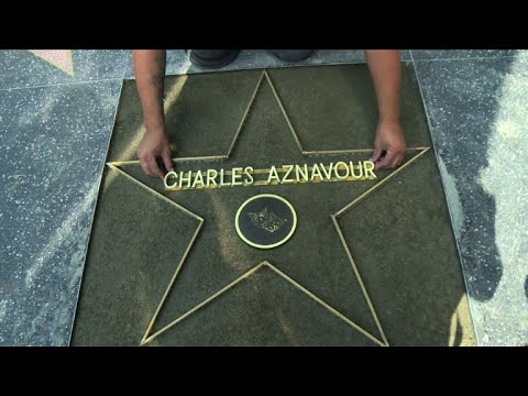 Vidéo: Orlando Bloom a reçu une étoile sur le Walk of Fame