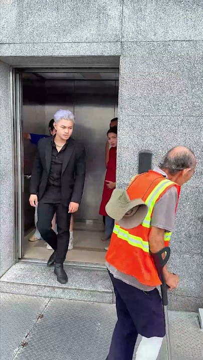 DT - Goodwill Shines In a Full Elevator [DUCHA TRINH] #DuchaTrinh #viral #kindness #respect