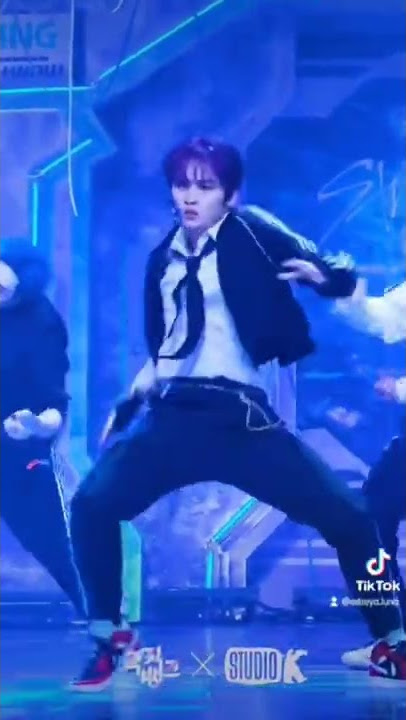 Lee Know being THE dancer #skz #leeknow #leeminho #straykids #oddinary #fancam #maniac