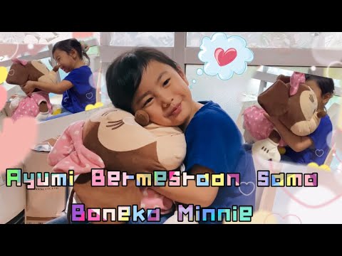 Diana mendapat boneka baru untuk hadiah. 