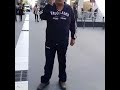 Ninotto cantando e ballando a via Roma ammucat sta banana