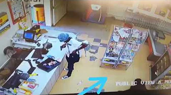 Robber gets robbed by slithering man