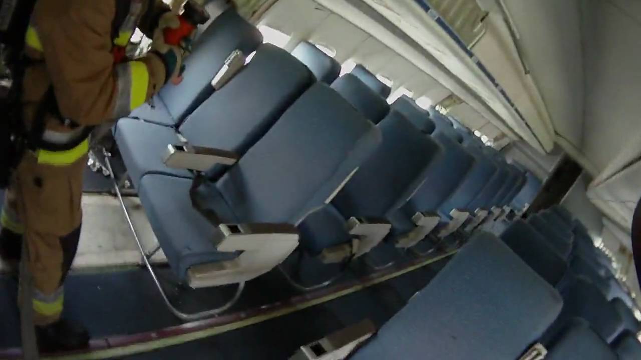 Gyakorlaton a reptéri tűzoltók