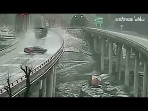 可怕的隧道出口就是弯道，连环车祸瞬间发生！设计师出来！