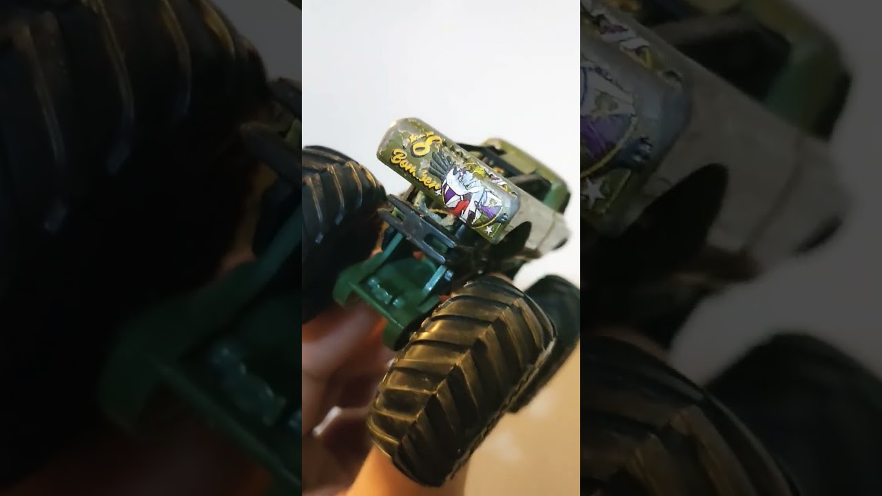 V8 Bomber Hot Wheels Monster Truck