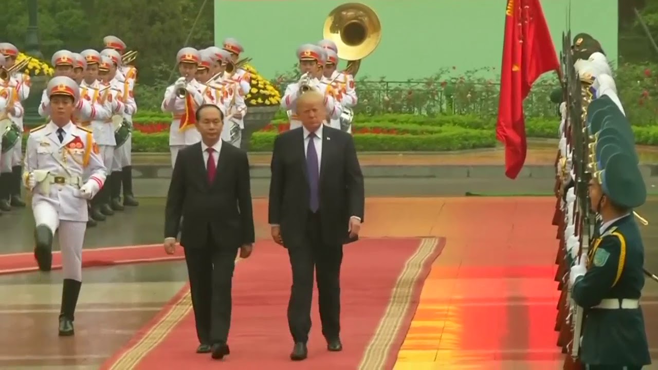 Trump receives welcome ceremony in Vietnam - YouTube