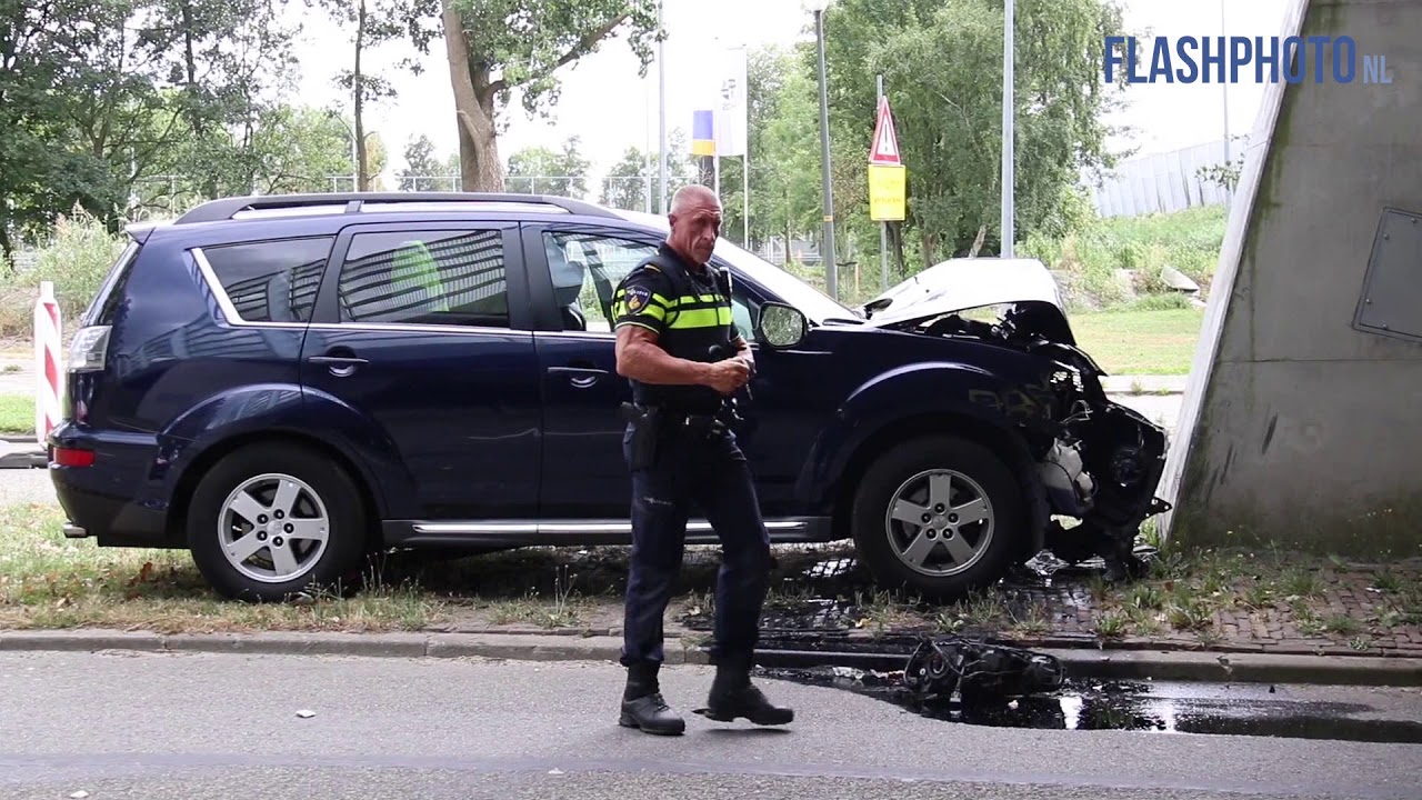 Auto rijdt tegen viaduct - Hargalaan Schiedam