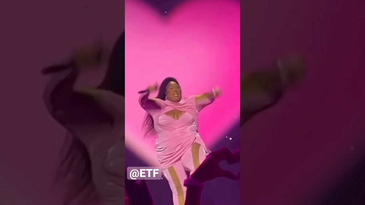 Lizzo showing love to her fans at the VMAs|