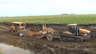 cat challenger 865 pulling cat 463 scraper pushed by d7hxr
