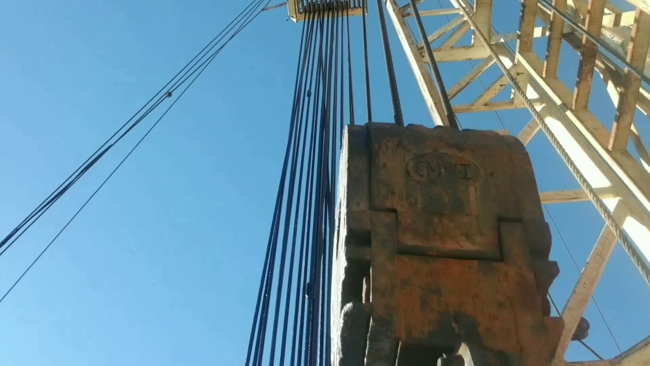 derrickman latching pipe on pulling unit... king of the board one handed