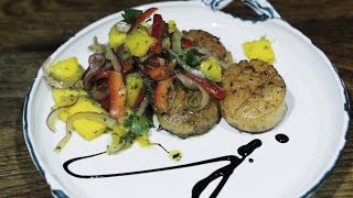 Seared Scallops with Fresh Mango Salad (Морские гребешки с салатом из манго)