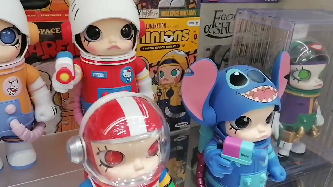 Exploring the Olympian City Pop Mart Shop: Unboxing Labubu Collectibles!"