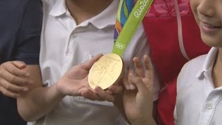 子どもたち「メダル重い」 在留邦人ら五輪選手と交流