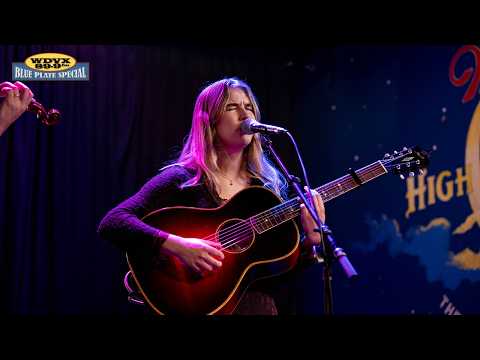 Liza Lo - "Confiarme" | WDVX Blue Plate Special