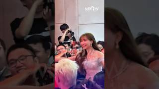 Hoà Minzy tranh thủ chạy đến ôm Hùng Huỳnh để đi ra sân bay về chuẩn bị cho MV Bắc Bling