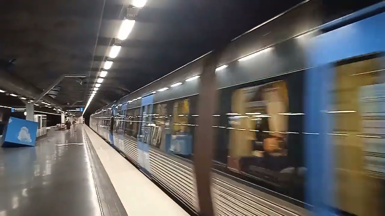 C20 Tunnelbana mot Hjulsta avgår Solna strand (Röda linjen-tåg) - YouTube