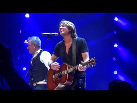 keith-urban-&-jimmy-barnes-sing-flame-trees-sydney-wed-30th-january-2013