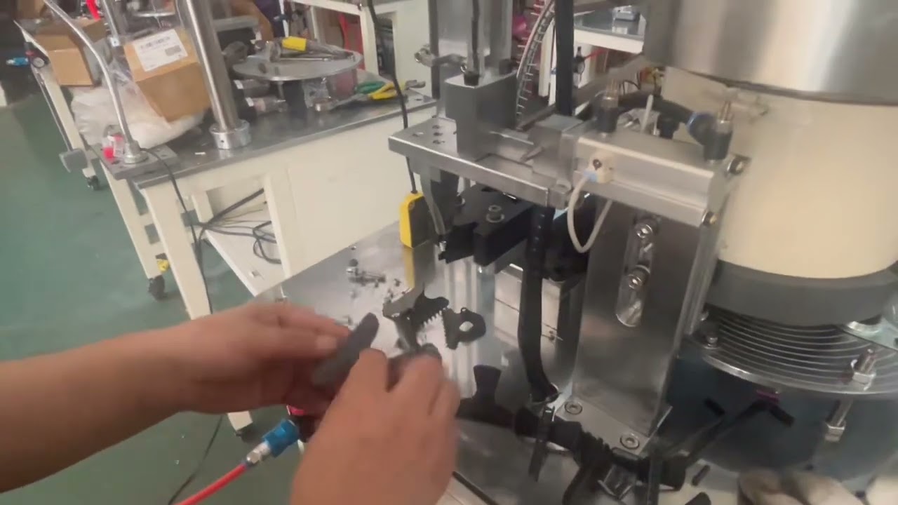 Black smallest hair clip plastic pin spring assembly machine