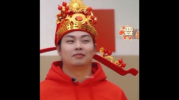 Yuqi helping Patrick (INTO1) using foreigner card 😆❤ #yuqi #into1patrick #newyear #songyuqi  #into1