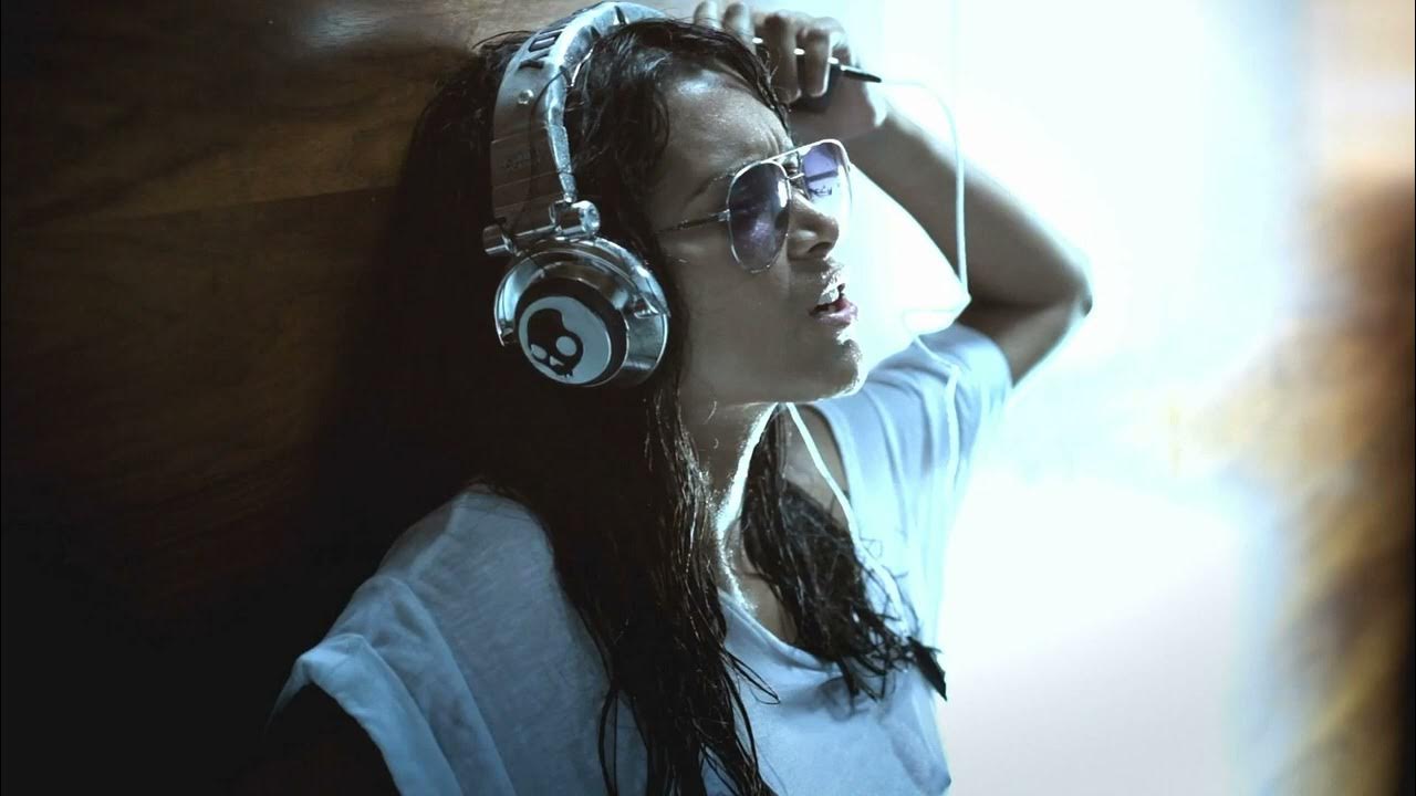 Девушка в наушниках. Песни 2020. Девушка в шляпе. Неон. Remix music 2024.