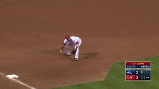 MIL@CIN: Suarez stays with the play, gets Sogard