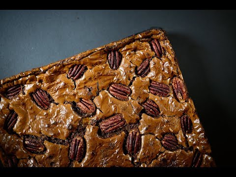 Брауни 3 шоколада с вяленой клюквой и орехом пекан