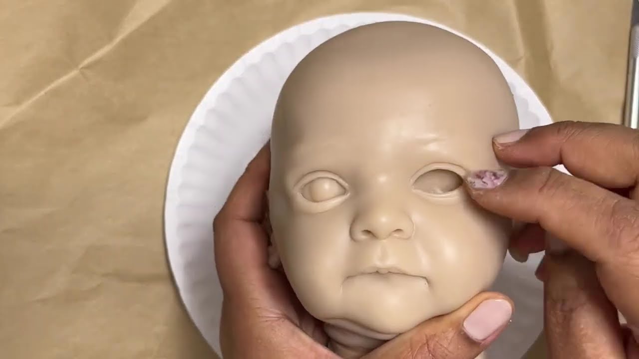 Создание этнического силиконового макияжа Яэль, часть 1: промывание, вырезание глаз, нанесение ба...