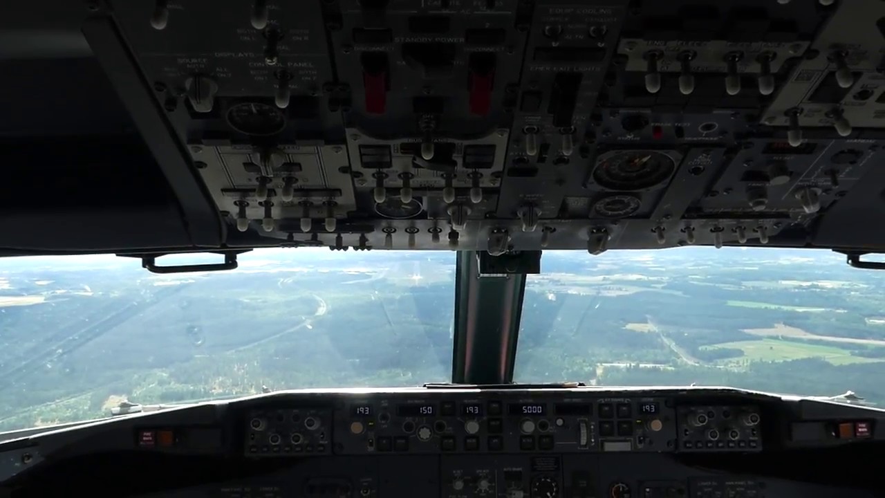 Boeing 737-800 cockpit view landing at Oslo Gardermoen (OSL)