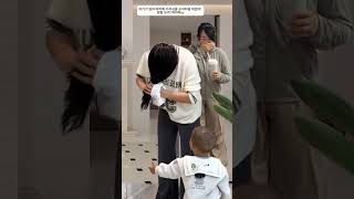 The Baby Put A Diaper On Moms Head As A Hat So Funny Hahaha 아기가 엄마 머리에 기저귀를 모자처럼 씌웠어 정말 웃겨 하하하