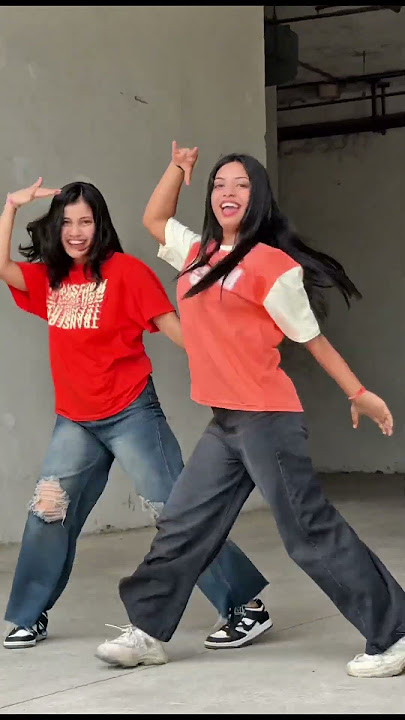 Nikle current ⚡️ #dance #bollydazzle #sister #dancedelight #hindisong #bollywooddance