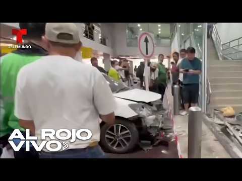 Auto arrolla a clientes dentro de un supermercado