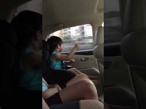 Come divertire durante una lunga corsa auto