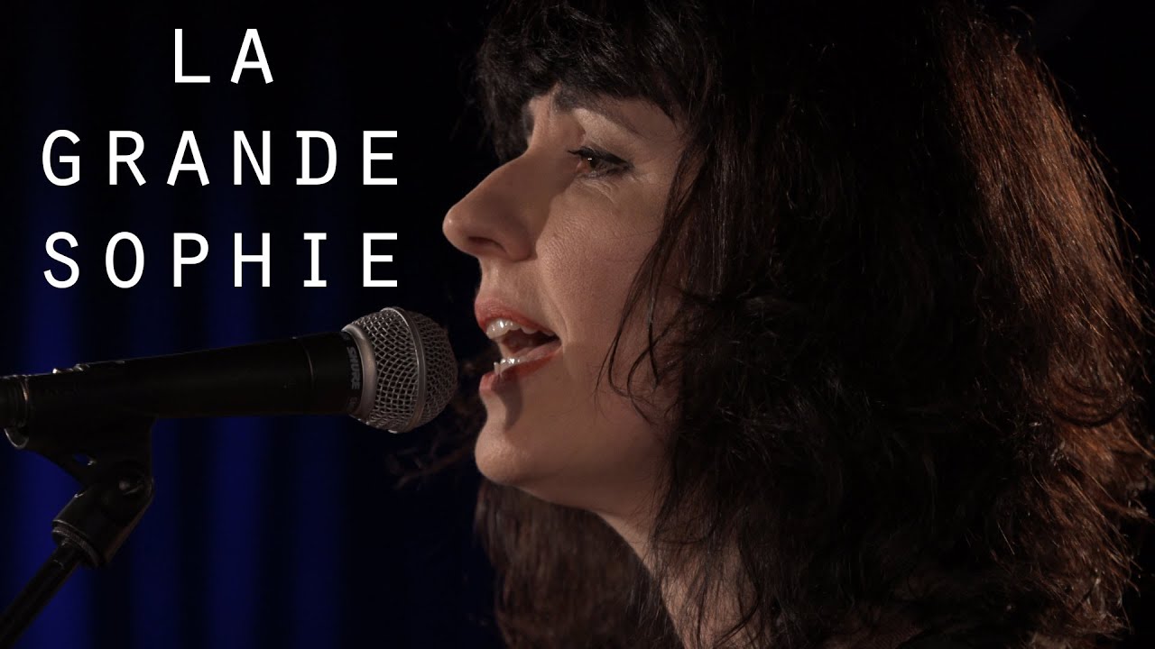 La Grande Sophie - Hier - Live @ Le pont des Artistes auf YouTube ansehen La Grande Sophie - Hier - Live @ Le pont des Artistes auf YouTube ansehen
