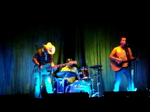 TRIO BRAVANA Tudo me lembra você