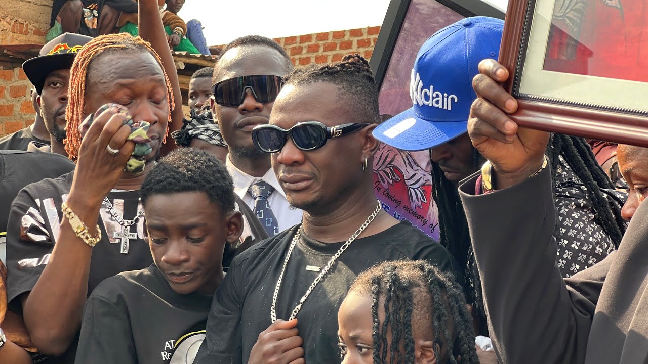 Finally! Maama wa Fïk Fameica azikiddwa mu miranga nabiwoobe, Burial akabizza Fïk Fameica 