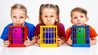 Fünf Kinder spielen ohne Telefone