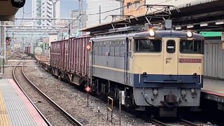 国鉄EF65形2000番台2139号機（赤プレート・国鉄色・JRマーク無し）＋コキ赤コキ200形混結19B（両）が北千住駅1番線を通過するシーン（1091レ・新A60・コンテナ輸送）2022.9.7